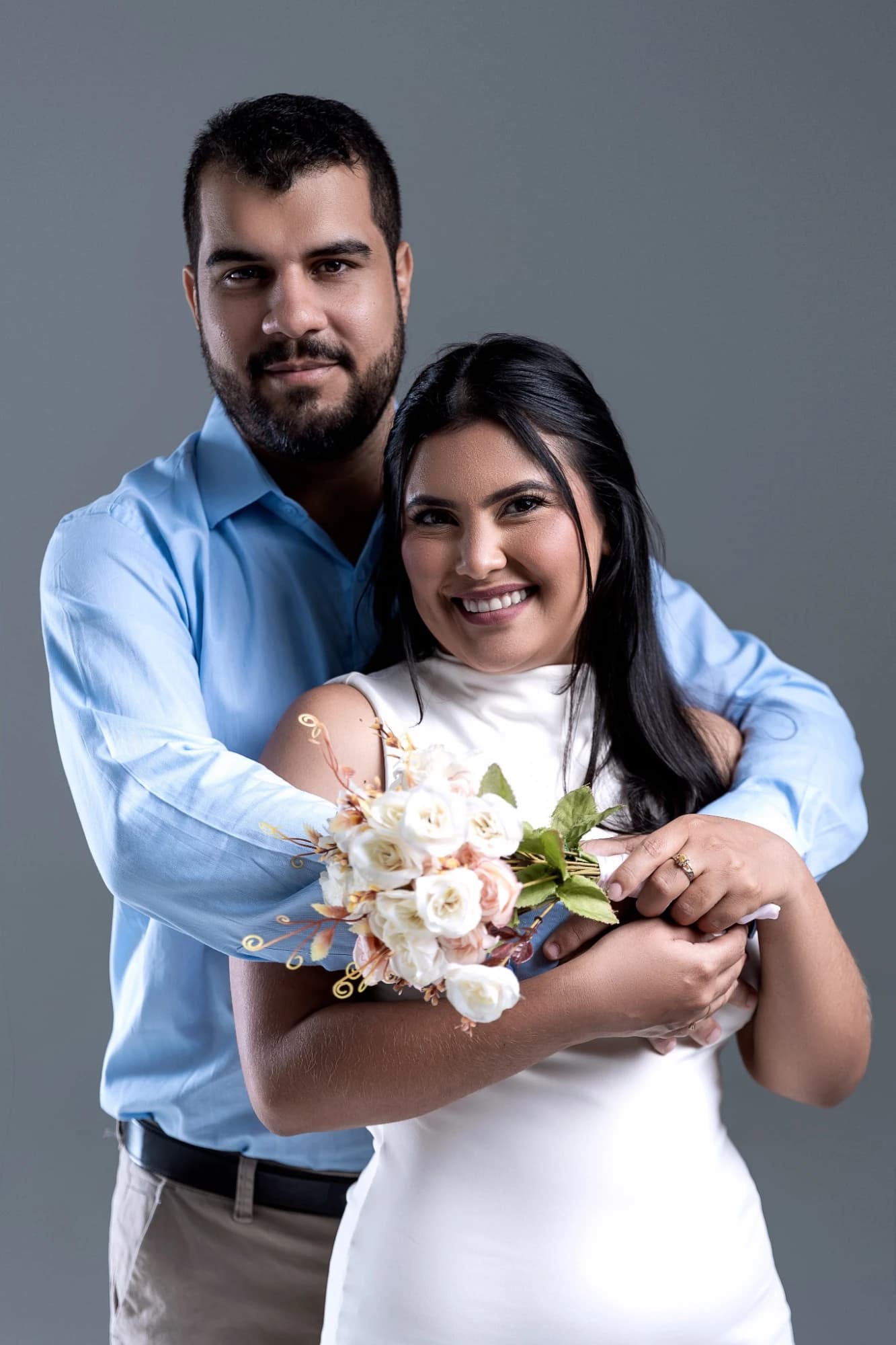 Lucas e Luane abraçados